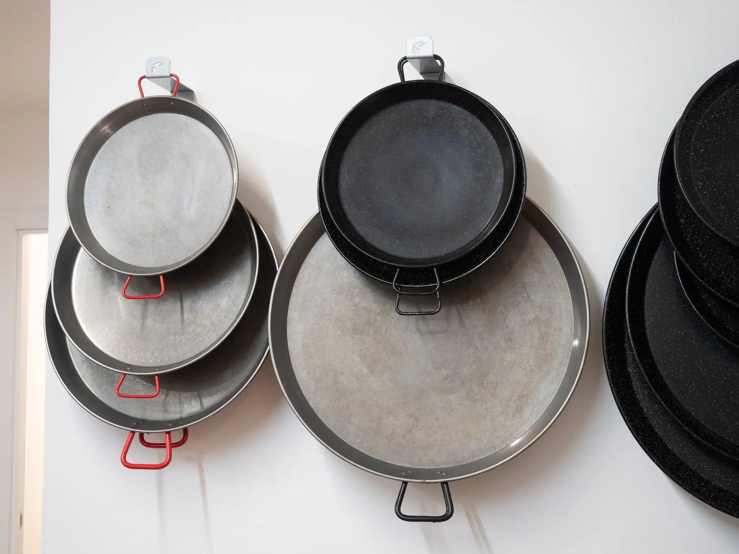 Czym się różni patelnia ceramiczna od teflonowej? Praktyczny przewodnik