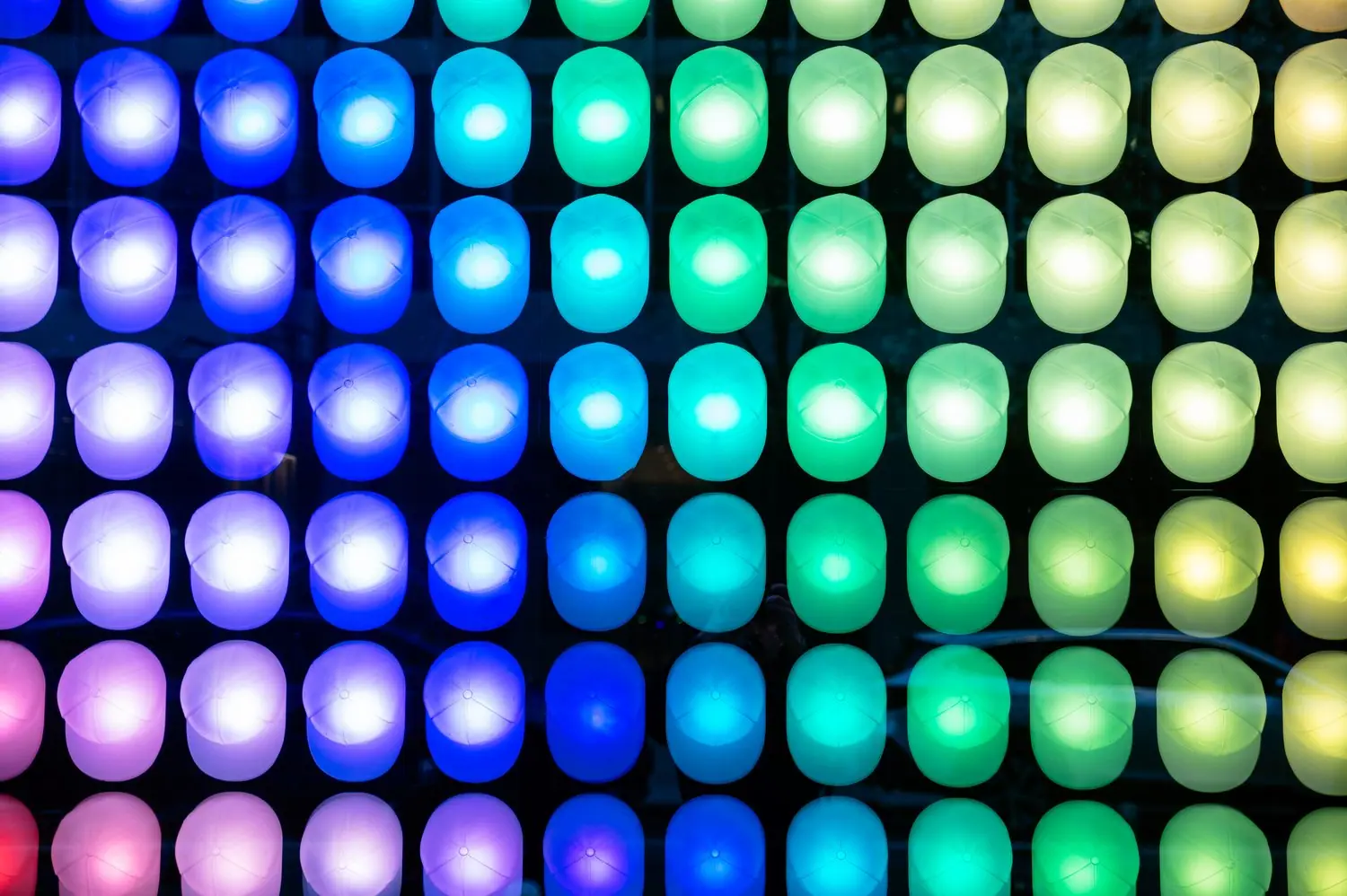 Czym się różni LED od OLED? Technologie ekranów w telewizorach i smartfonach