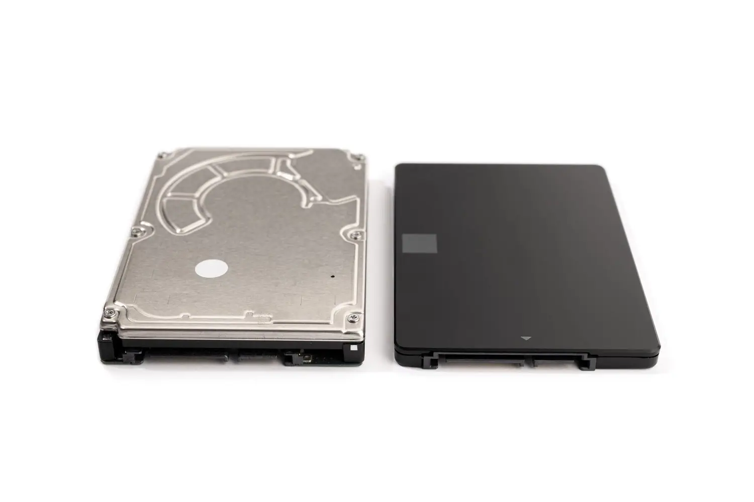 Czym się różni SSD od dysku HDD? Porównanie technologii przechowywania danych