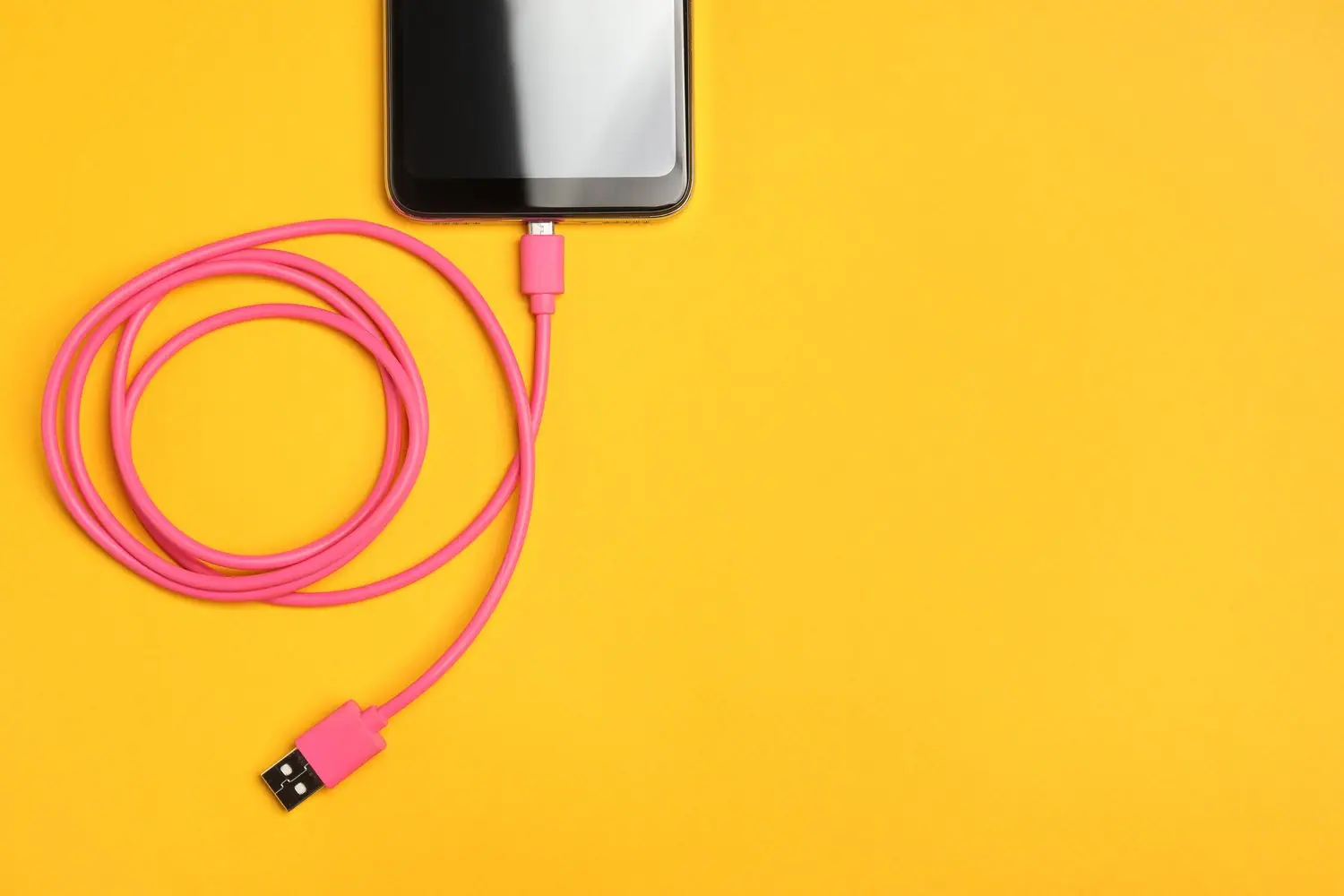 Jak naprawić problem z ładowaniem telefonu? Diagnostyka kabli i portów USB