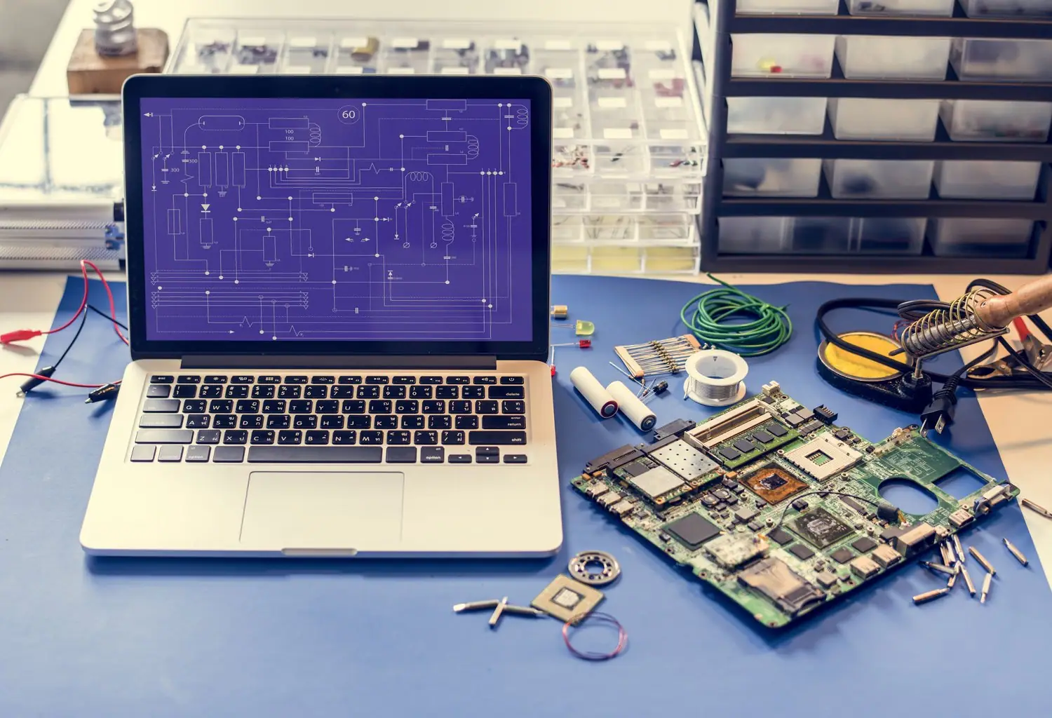 Jak naprawić zepsutą klawiaturę laptopa? Wymiana klawiszy i czyszczenie mechanizmu
