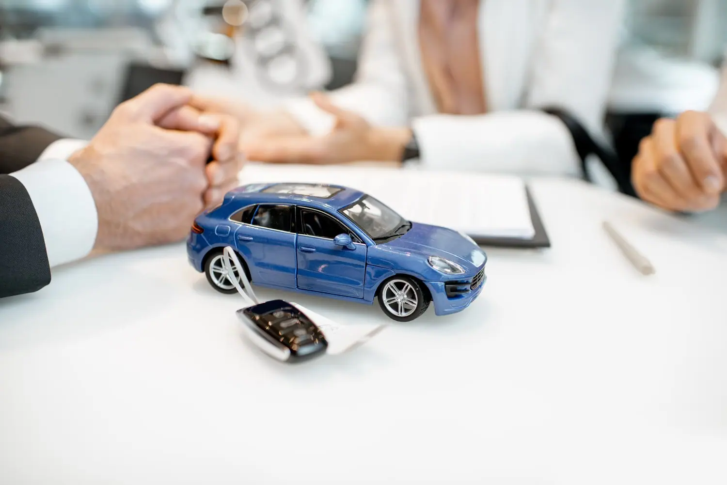 Czym różni się leasing od kredytu samochodowego? Praktyczny przewodnik zakupowy